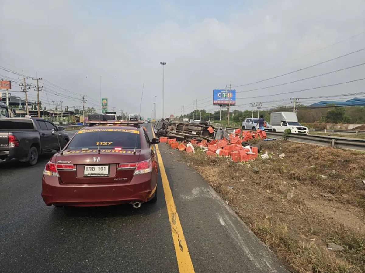 ยางระเบิดกลางทาง! กระบะบรรทุกมะม่วงเสียหลัก คนขับเจ็บเล็กน้อย