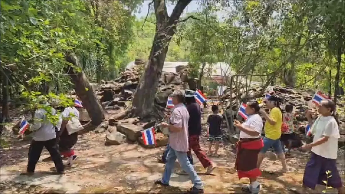 ชาวห้วยแถลงไม่ถอย! รวมตัวถือป้ายทวงคืน 'ปราสาทหินหลุ่งตะเคียน'