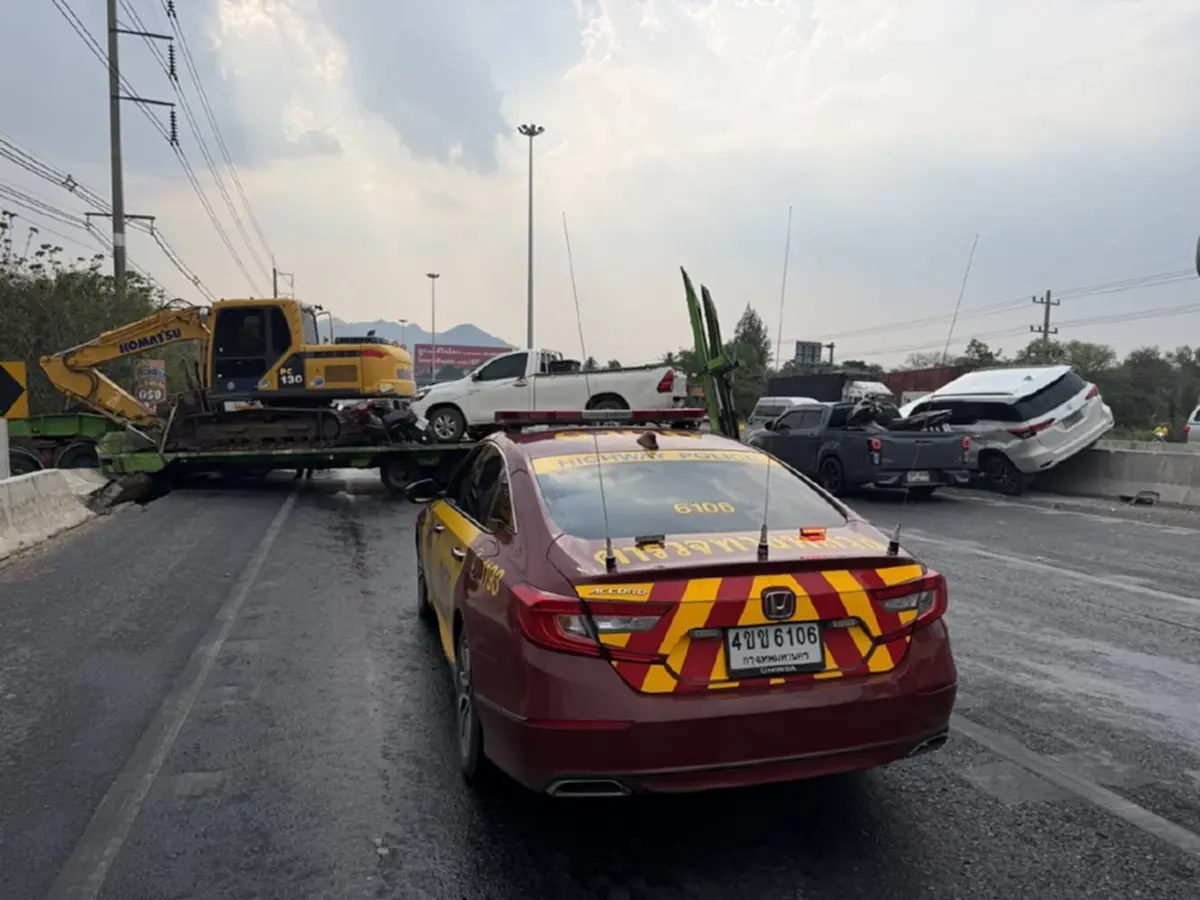 ฝนตกถนนลื่น! เทรลเลอร์ชน 2 คันรวด เจ็บ 5 สาหัส 1 รถติดยาว 3 กม.