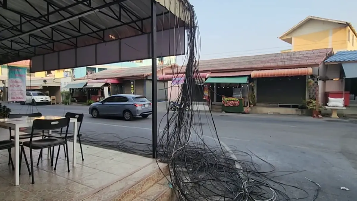 ไฟไหม้สายสื่อสารอยุธยาวอด ชาวบ้านผวาสายห้อยระโยงระยางหน้าบ้าน