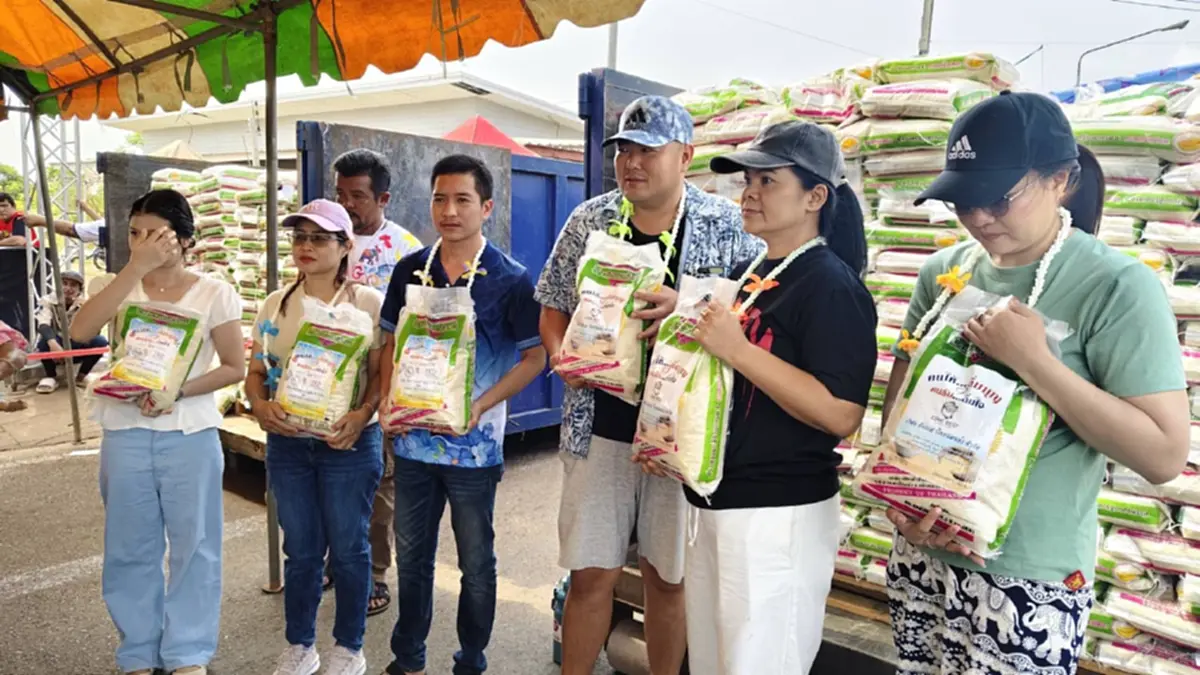 ไหลกรอกสมบูรณ์ใจป้ำ แจกข้าวสาร 12.5 ตัน ช่วยชาวบ้านลดค่าครองชีพ