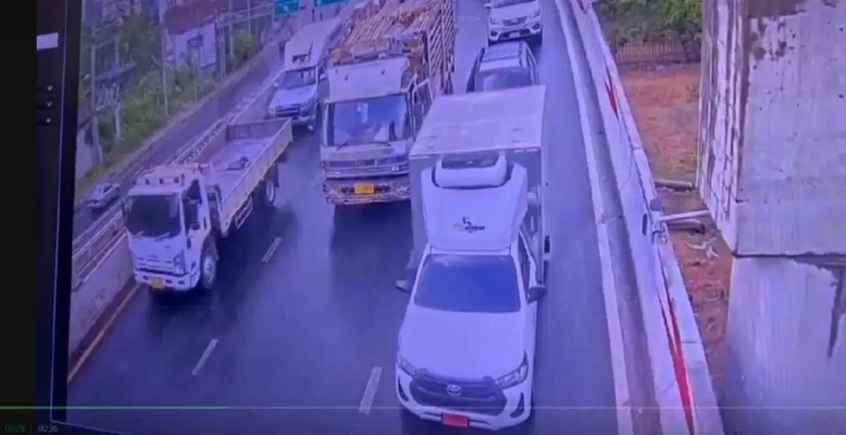 คลิปนาทีรถบรรทุก 10 ล้อเบรกแตก กวาดมอเตอร์ไซค์บนถนนเสียชีวิต