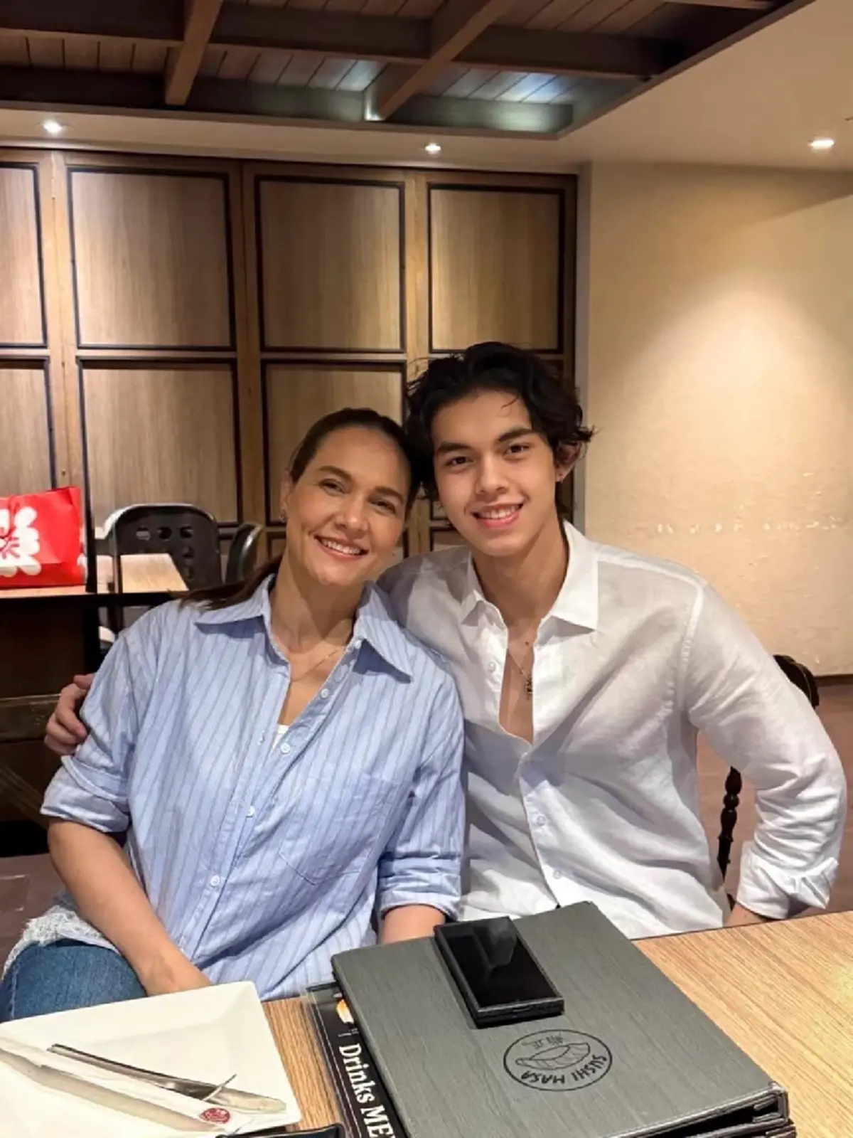 หล่อสะกดตา  ลูกชาย “ไก่ สุปราณี” โตเป็นหนุ่มวัย 21 ฉายแววพระเอกชัด