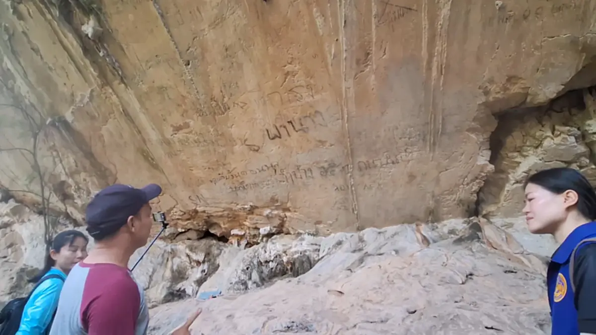 ดราม่ามือบอนเขียนชื่อเต็มผนัง "ผาซ่อนรัก" ลำปาง แม้มีป้ายห้าม