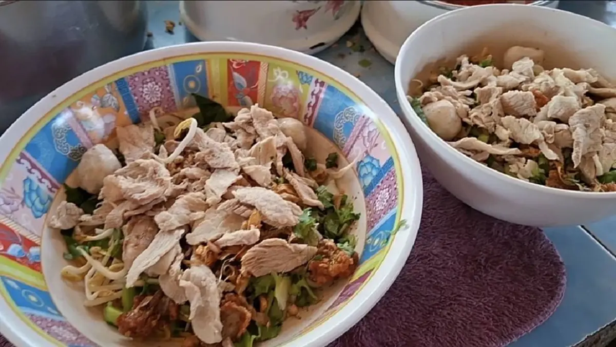 "ก๋วยเตี๋ยวยายมร" ขายชามละ 30 บาท สวนเศรษฐกิจ ยืนหยัด 42 ปี