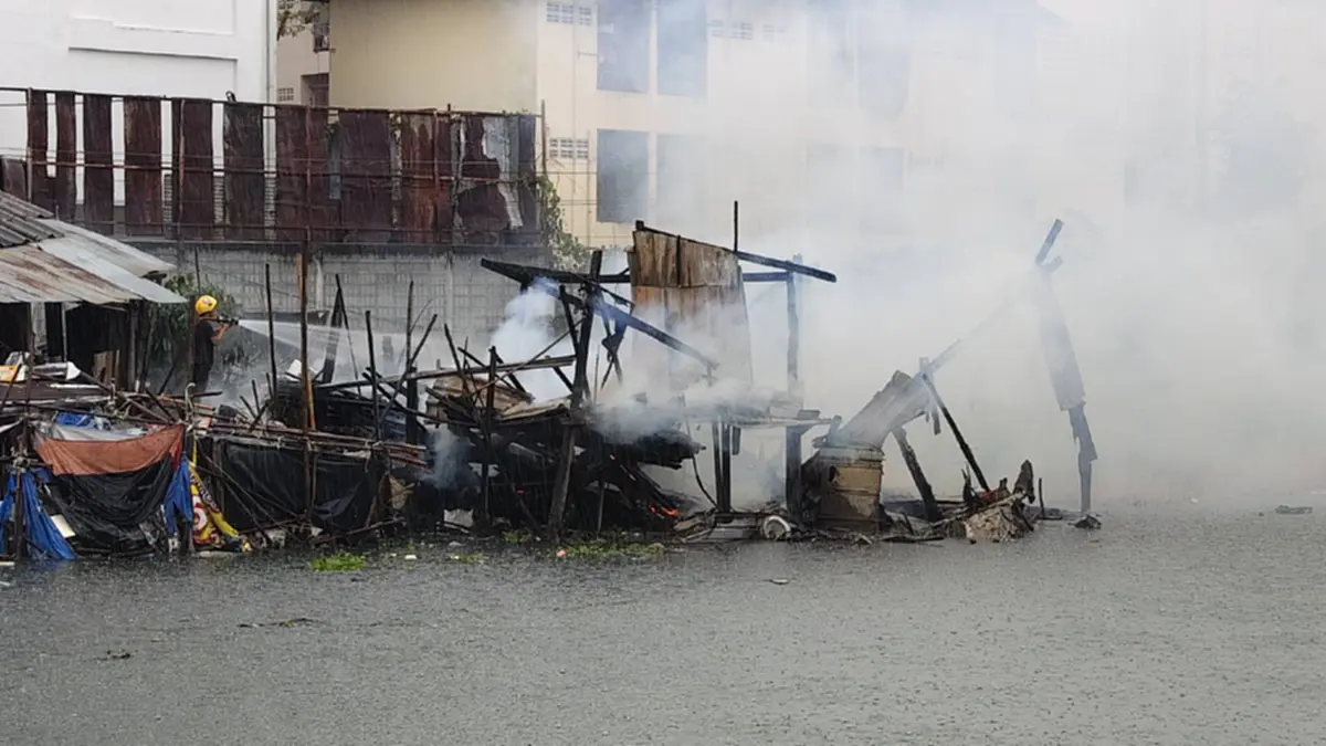 ระทึก! ฟ้าผ่ากลางพายุ ปทุมธานี บ้านไม้ริมคลองไฟไหม้วอดทั้งหลัง