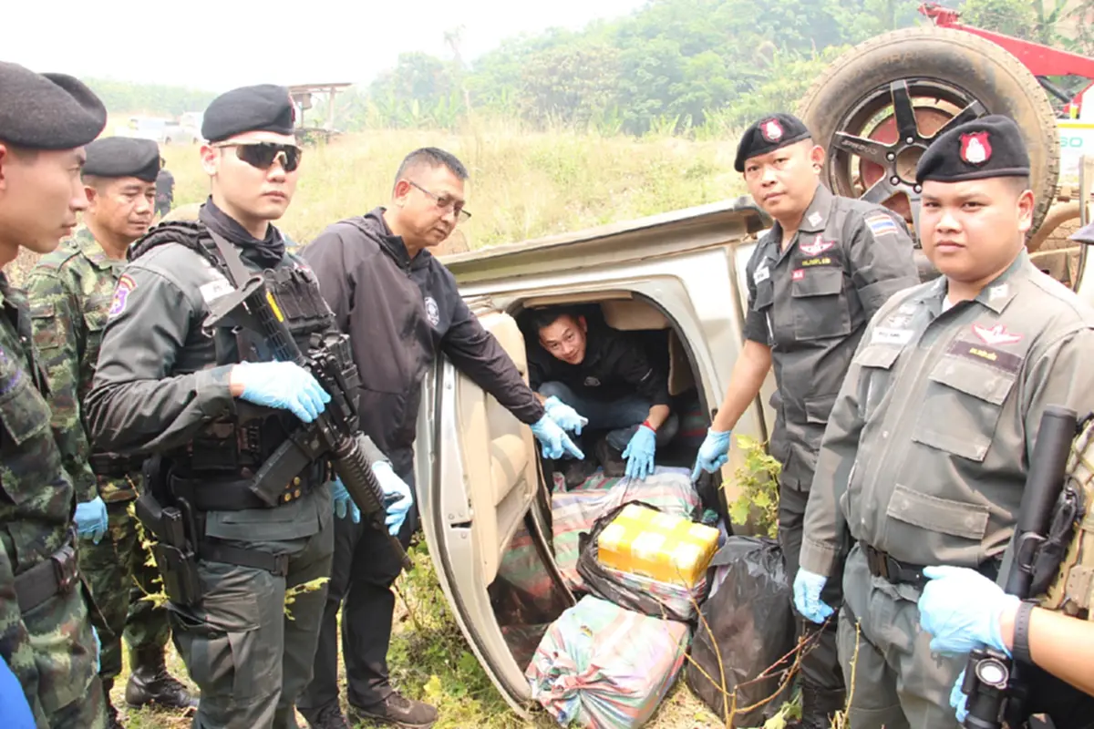 ไล่ล่าระทึก! แก๊งขนยาบ้าซิ่งหนี ยึดของกลางกว่า 4.3 ล้านเม็ด