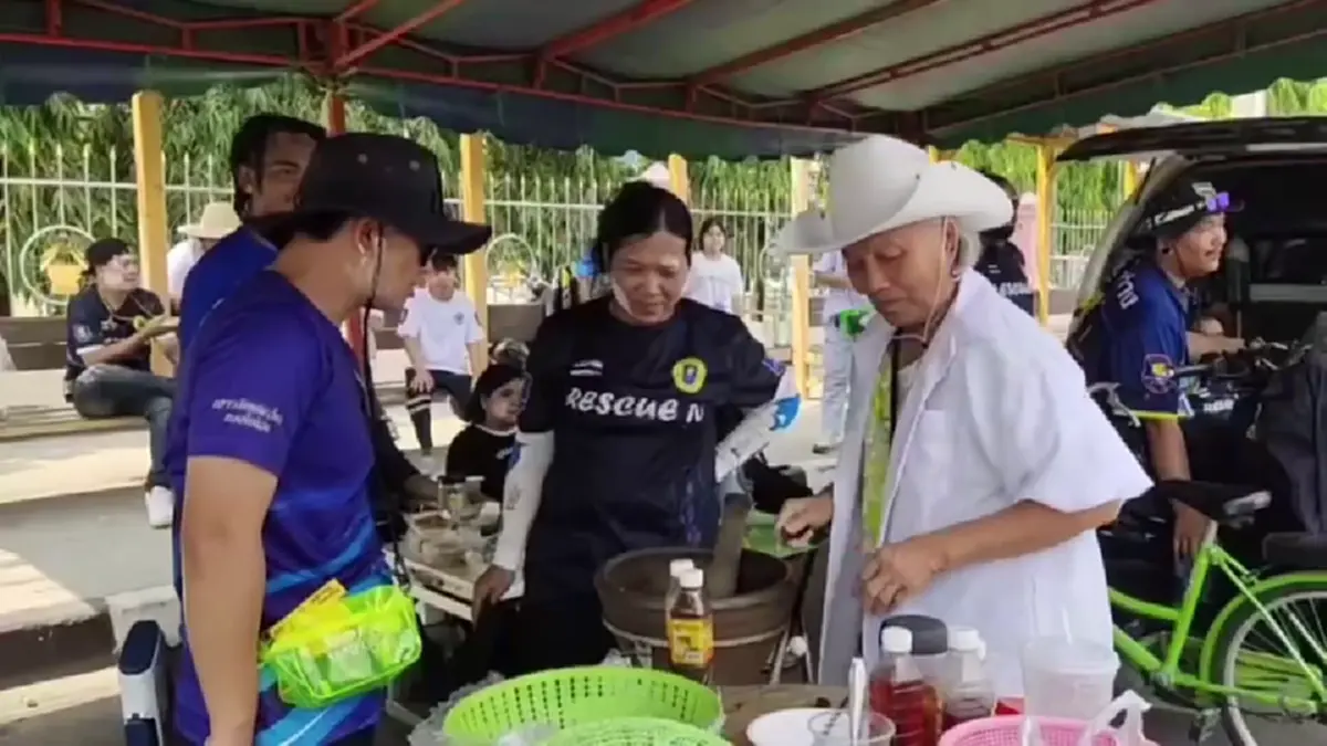 ป้าโมโหเพื่อนเบี้ยวนัดวันไหล ขนครกตำส้มตำเลี้ยงกู้ภัยแทน