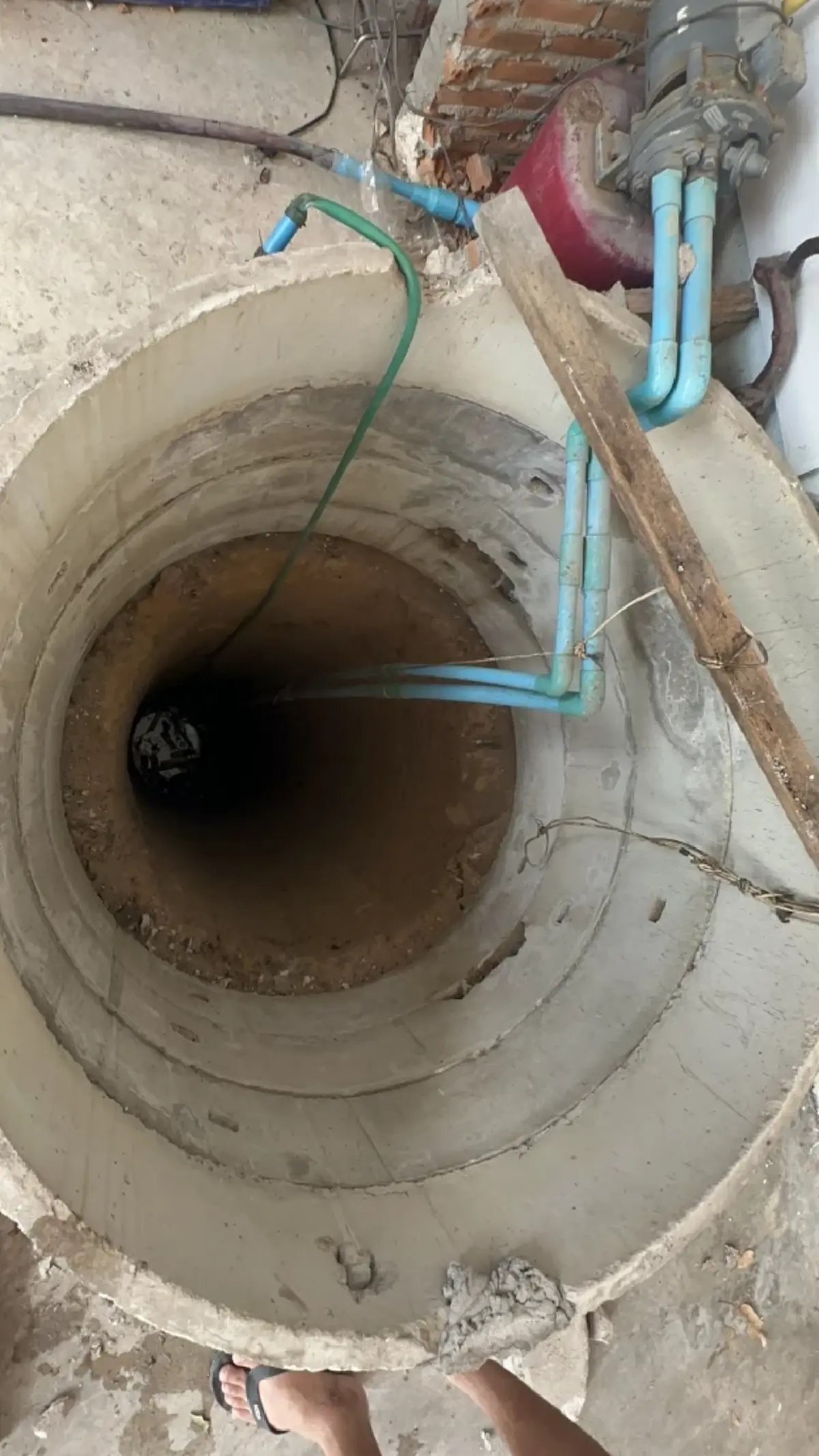 ระทึกโรยตัวช่วยชายตกบ่อลึก 11 เมตรพัทยา เหตุไม้ปากบ่อผุ