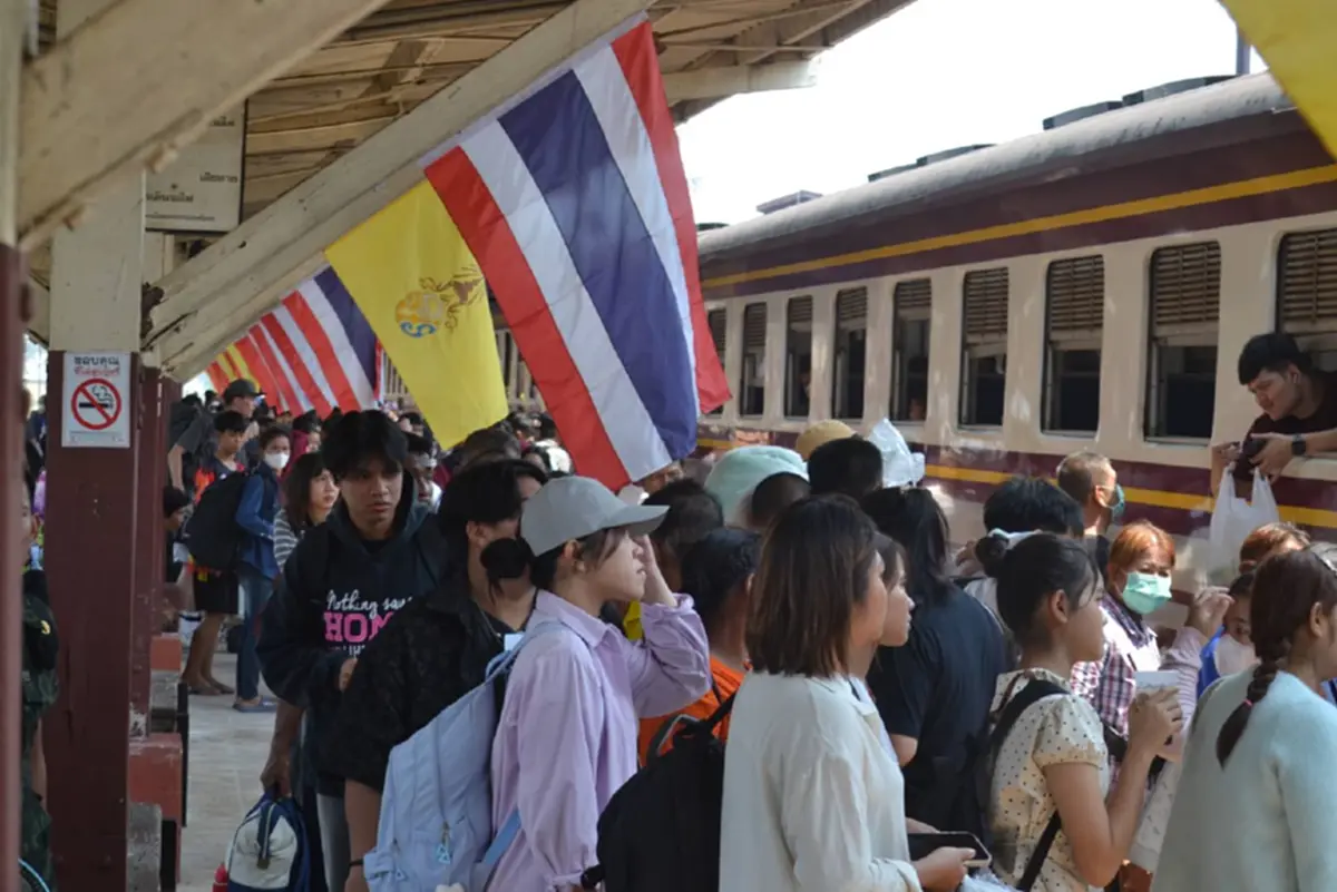 รถไฟพิษณุโลกคนแน่น! แห่กลับกรุงหลังสงกรานต์ รถเต็มทุุกขบวน