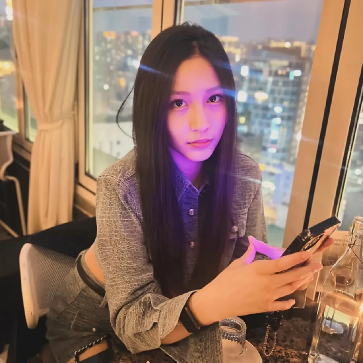 โตแล้วสวยมาก ลูกสาวอดีตนางแบบชื่อดัง ออร่าไอดอลพุ่งในวัย 16