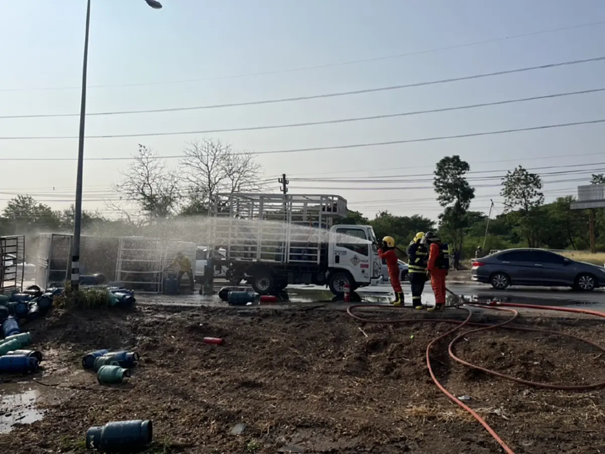 ระทึก! 6 ล้อขนแก๊สคว่ำเลี่ยงเมืองโคราช รั่วไหลเกลื่อนถนน