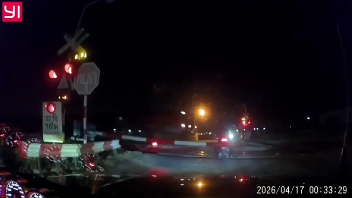 หวิดดับเสี้ยววินาที! จยย. ฝ่าไม้กั้นรถไฟพานทอง กระบะบีบแตรช่วย