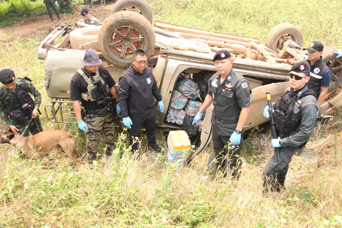 ไล่ล่าระทึก! แก๊งขนยาบ้าซิ่งหนี ยึดของกลางกว่า 4.3 ล้านเม็ด