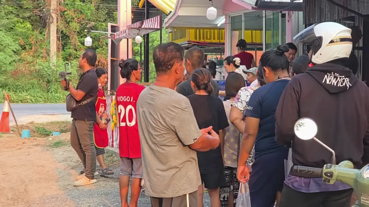 น้ำใจสู้ของแพง! กลุ่มผู้ใจบุญแจกอาหารฟรีชาวบ้านล่อมอ้ายหมอง