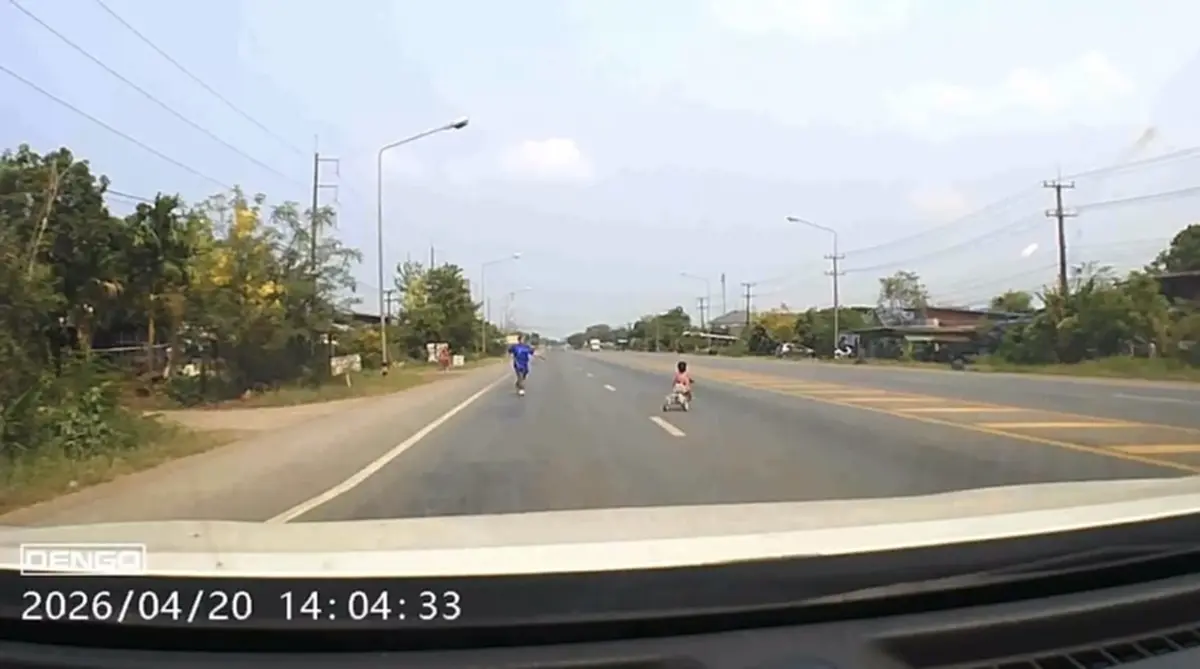 ระทึกกลางถนน! เด็ก 3 ขวบปั่นสามล้อโผล่ถนนใหญ่ รถเบรกจ้าละหวั่น