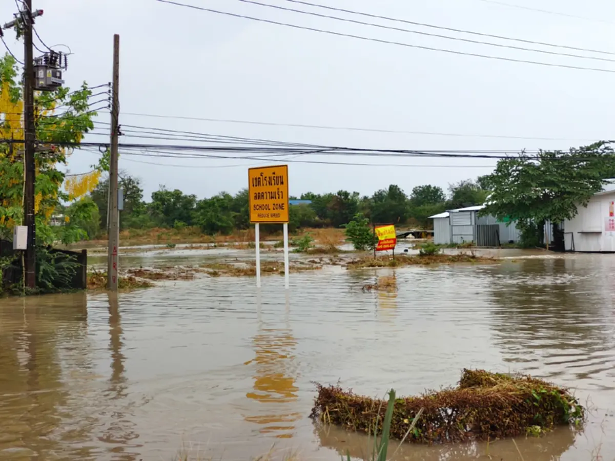 พายุฤดูร้อน! ถล่มกาฬสินธุ์ น้ำท่วมหนัก อ.สมเด็จ เร่งระบายด่วน