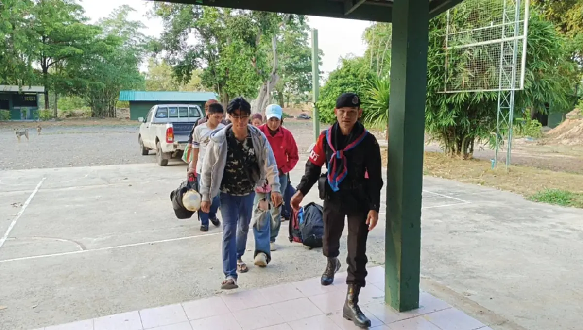 รวบคาชายแดน! ทหารพรานสระแก้วจับแรงงานกัมพูชา 10 คน ลอบเข้าไทย