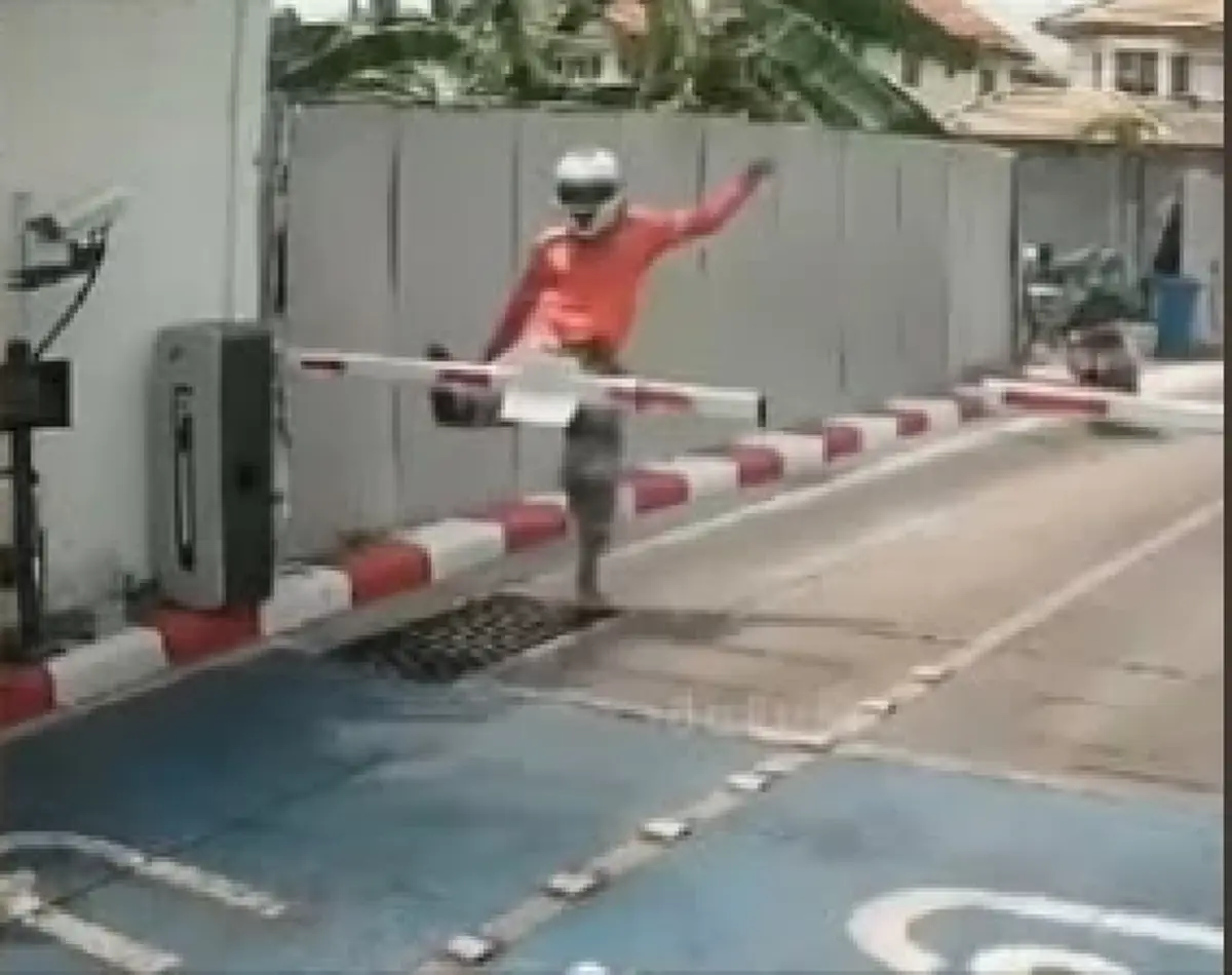 เปิดสาเหตุ "ไรเดอร์" เดือดถีบไม้กั้น ทนายดังชี้ชัด แบบนี้รอดไหม