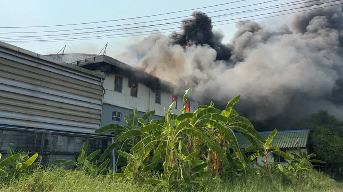 ด่วน! เพลิงไหม้โกดัง 2 ชั้น รามอินทรา 107  เจ้าหน้าที่เร่งคุมเพลิง