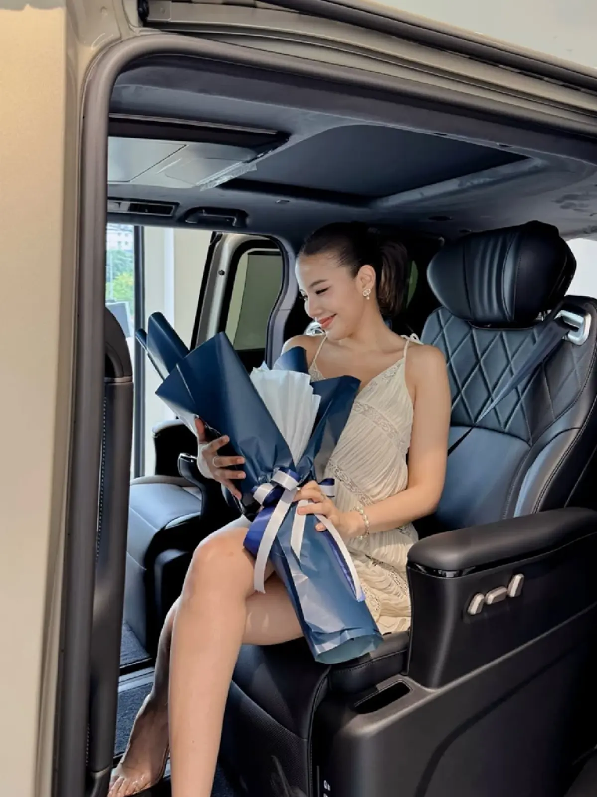 แห่ส่องของใหม่ ใบเตย อาร์สยาม ถอยรถป้ายแดง เลขสวยสะดุดตา