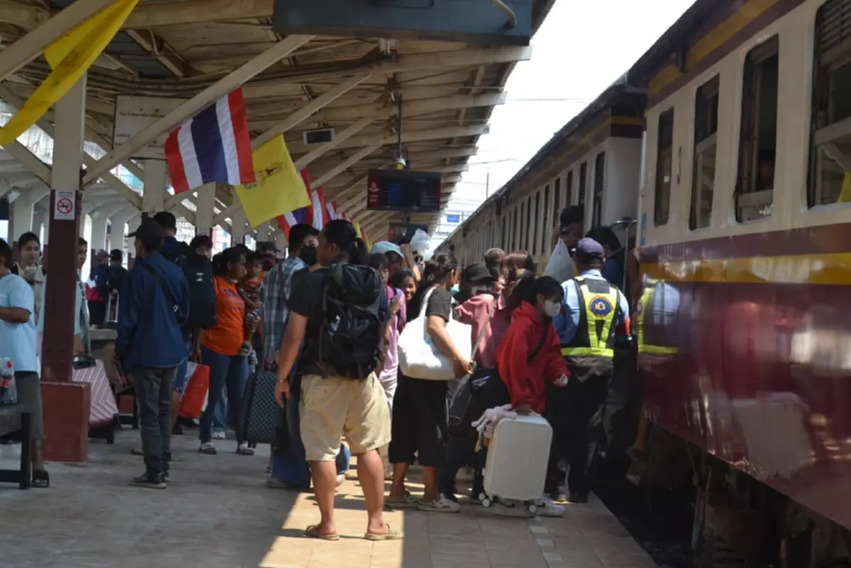 รถไฟพิษณุโลกคนแน่น! แห่กลับกรุงหลังสงกรานต์ รถเต็มทุุกขบวน