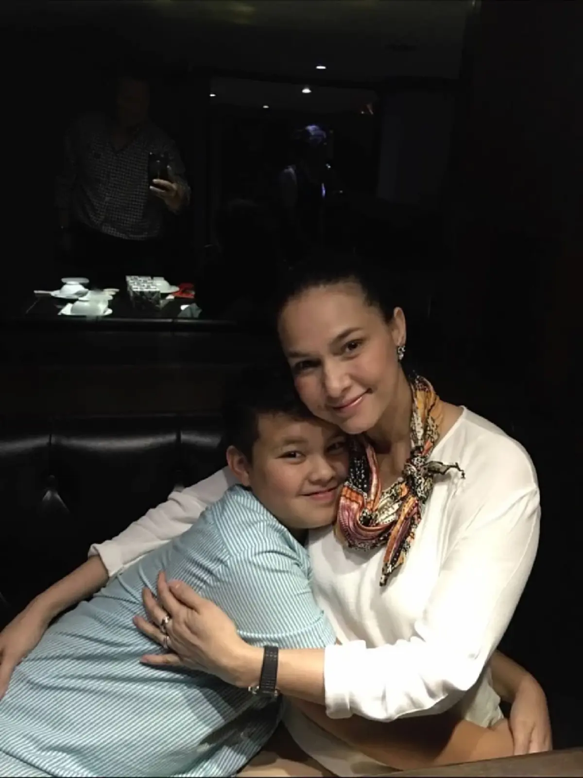 หล่อสะกดตา  ลูกชาย “ไก่ สุปราณี” โตเป็นหนุ่มวัย 21 ฉายแววพระเอกชัด