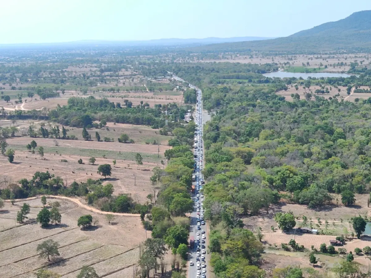 ภาพมุมสูง! รถเริ่มแน่น กม.76-77 หน้า "ตลาดโคกอีโด่ย" ตร.เร่งระบาย