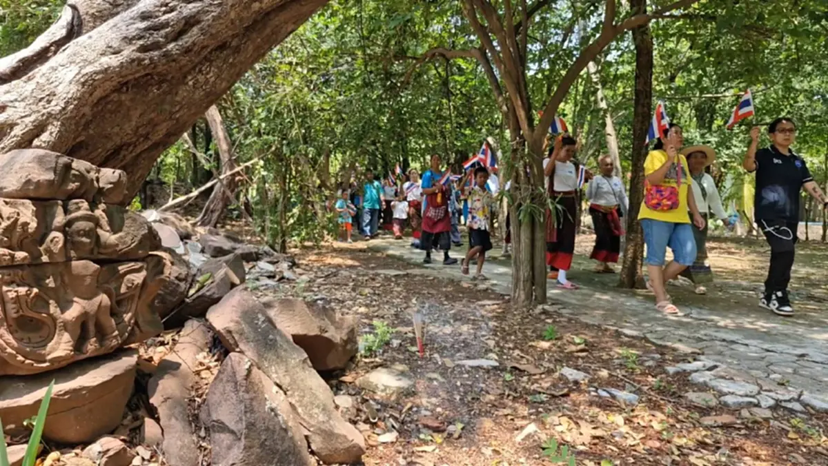 ชาวห้วยแถลงไม่ถอย! รวมตัวถือป้ายทวงคืน 'ปราสาทหินหลุ่งตะเคียน'