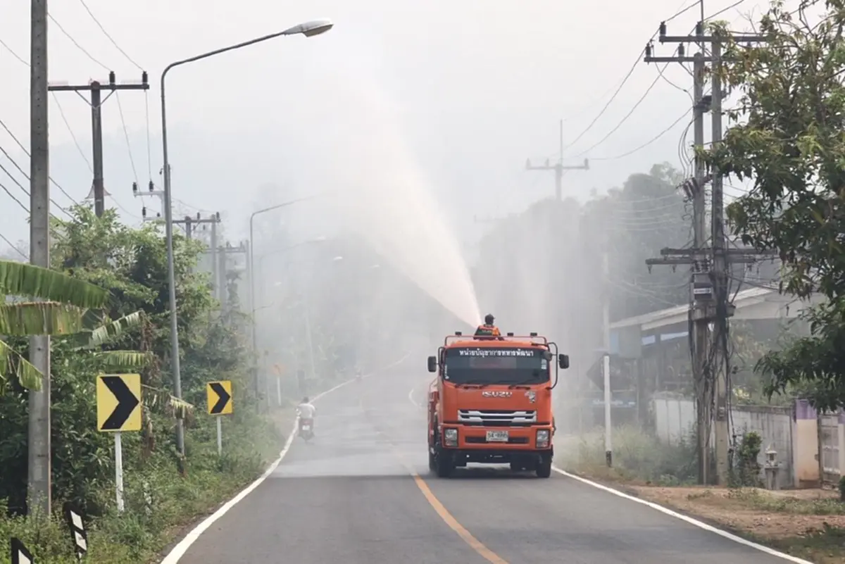 ลุยฉีดน้ำสกัดควันไฟป่า ถนน 105 แม่ฮ่องสอน หลัง PM2.5 พุ่งวิกฤต