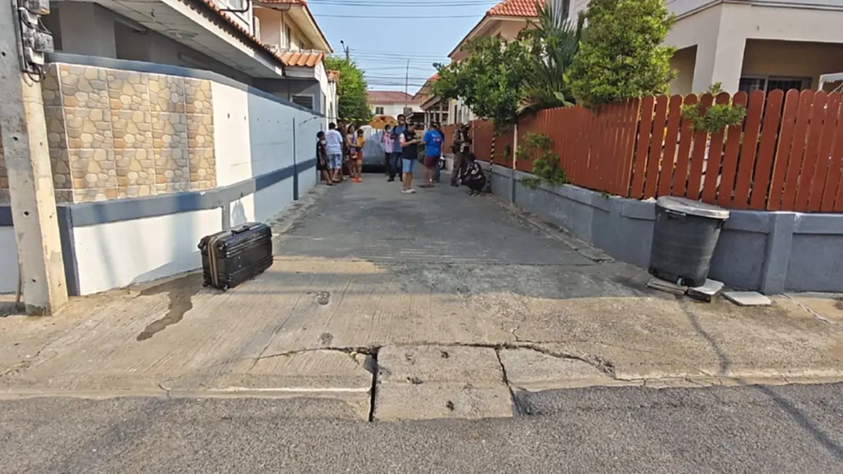 รู้แล้วสิ่งที่อยู่ในกระเป๋า ถึงว่ามีกลิ่นเหม็น - หนอนยั้วเยี้ย