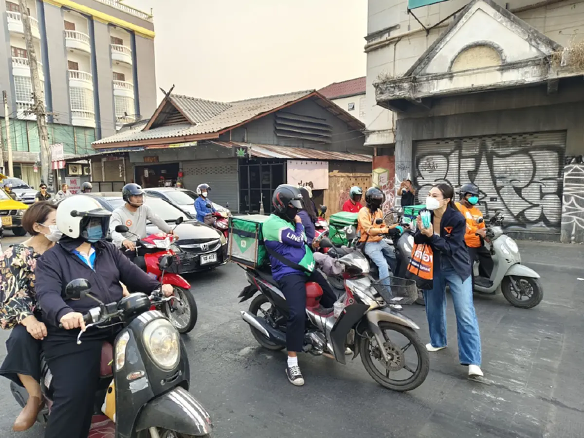 สส.พรรคประชาชนชูป้ายรับนายก จี้รัฐแก้ฝุ่นเชียงใหม่ยั่งยืน