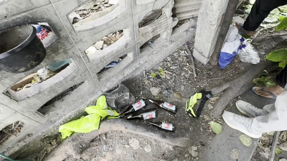 รุดตรวจใต้โพธิ์ยักษ์ พบหลักฐานแก๊งห่มเหลืองมั่วสุมดมสารเสพติด