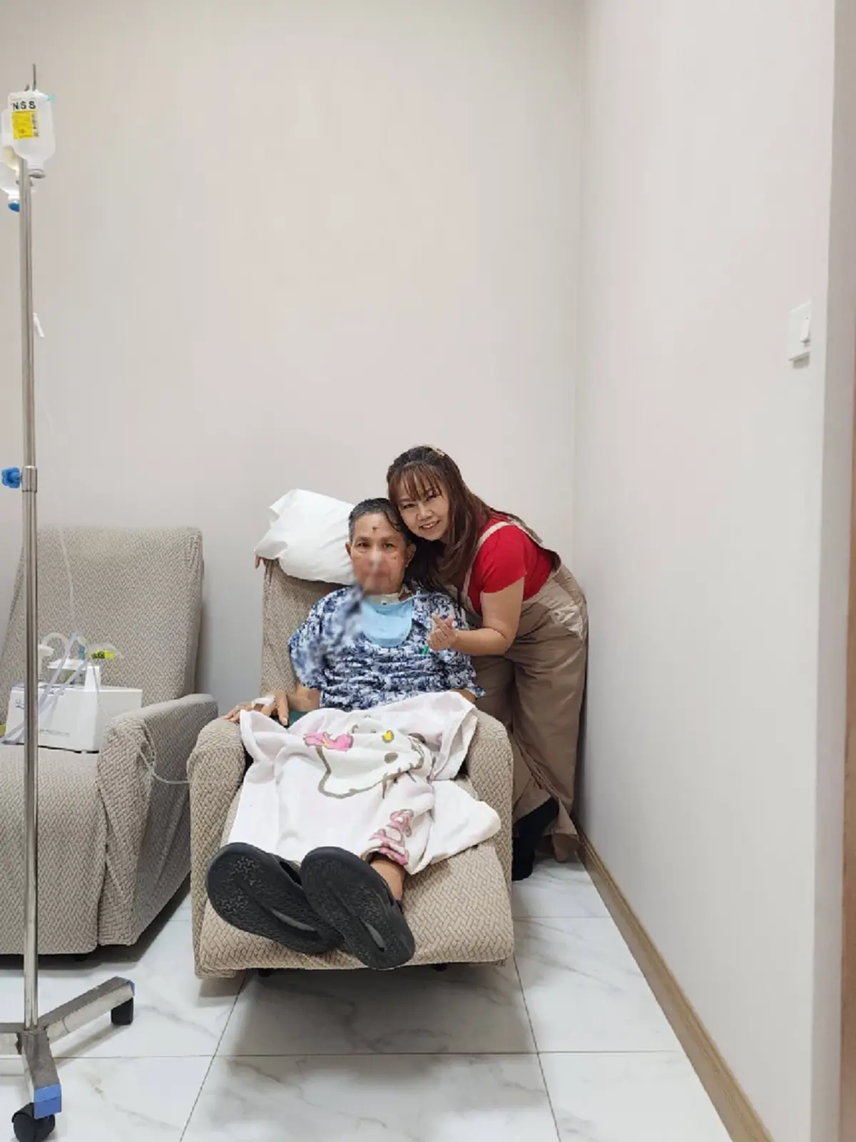 กลั้นน้ำตาไม่อยู่ เด๋อ ดอกสะเดา ร้องไห้โฮ หลังเห็นตลกดัง มาเยี่ยม