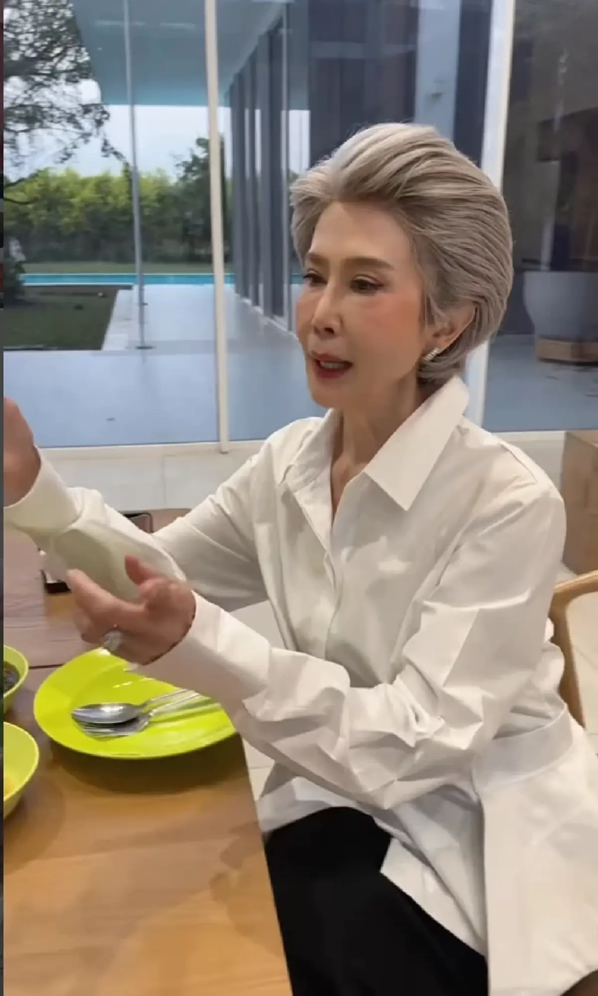 จำแทบไม่ได้! เปิดภาพล่าสุด ดวงดาว จารุจินดา ในวัย 74 ปี สวยสง่ามาก!