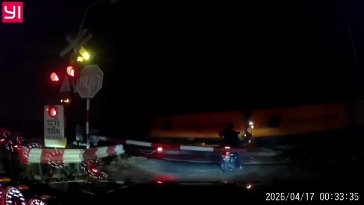 หวิดดับเสี้ยววินาที! จยย. ฝ่าไม้กั้นรถไฟพานทอง กระบะบีบแตรช่วย