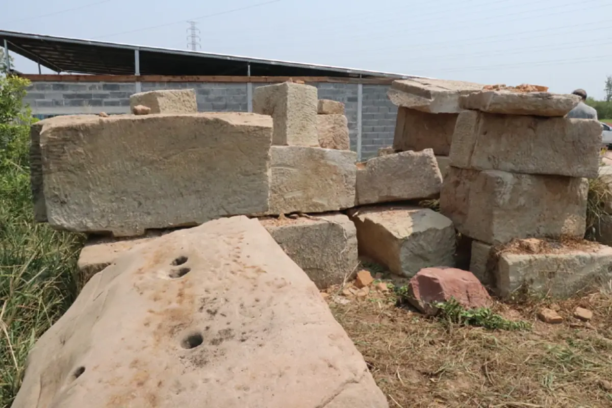 ขุดพบปราสาทขอมพันปีกลางเมืองโคราช ศิลปากรเร่งตรวจสอบ