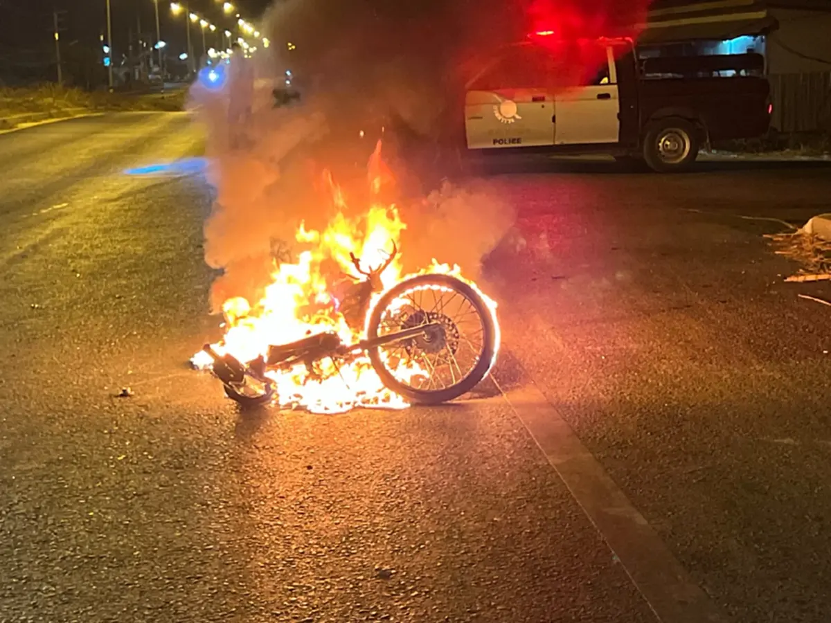 นัดเคลียร์ไม่จบ! หนุ่มยะลาถูก 20 รุมทำร้าย เพื่อนแค้นเผา จยย.วอด