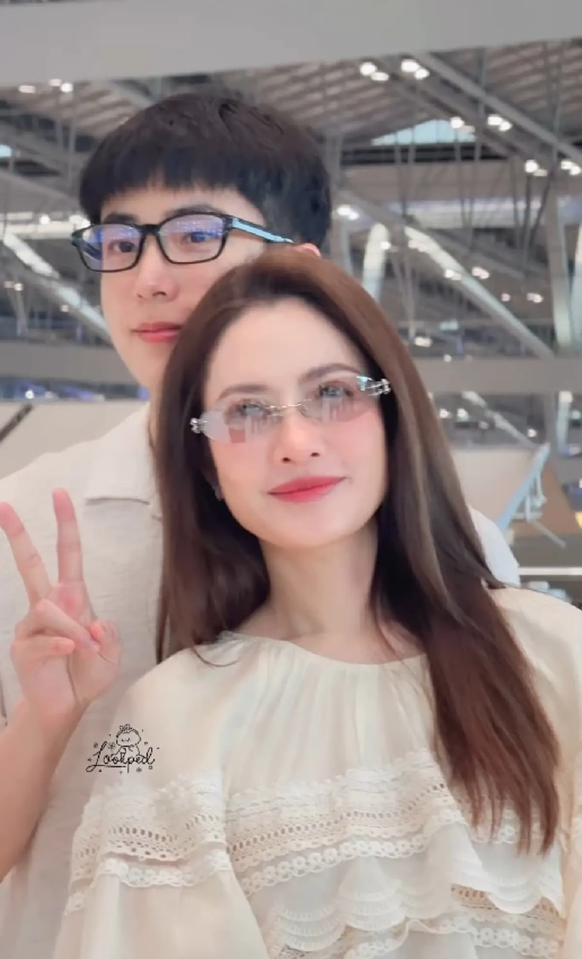 หวานสะเทือนสนามบิน “แอฟ-นนกุล” เช็กอินจีน ลุคคู่แว่นฟินไม่ไหว