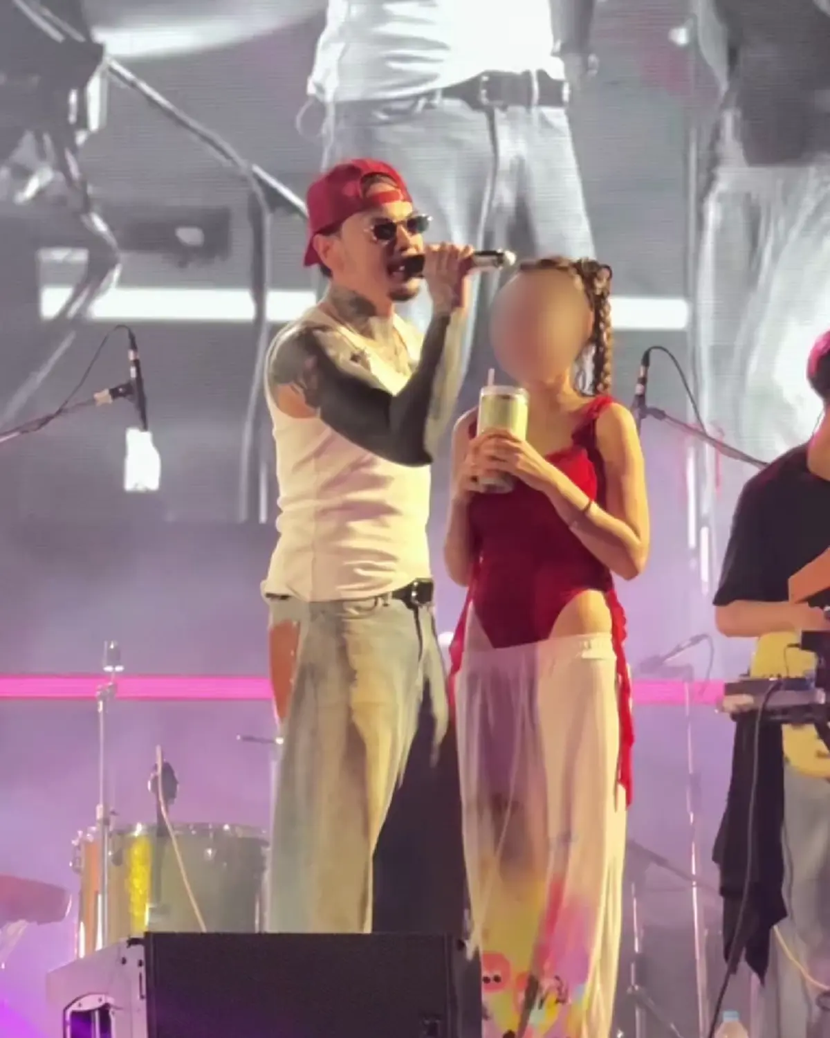 เจอเรื่องช็อกกลางเวที นักร้องดัง เจอสาวปริศนาพุ่งประชิดตัว  