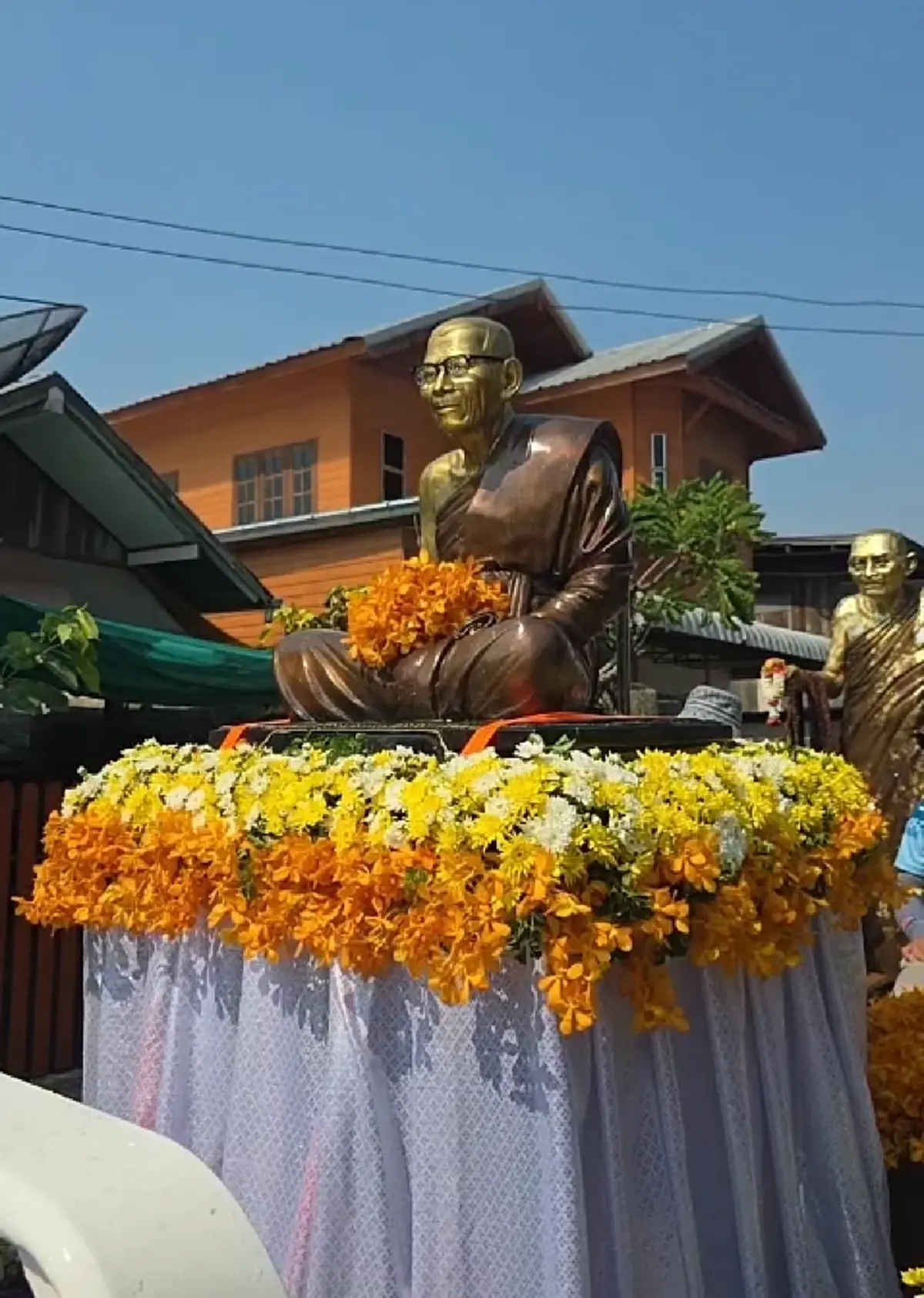 ส่องทะเบียนรถ พิธีสรงน้ำองค์รูปเหมือนหลวงปู่มหาศิลา