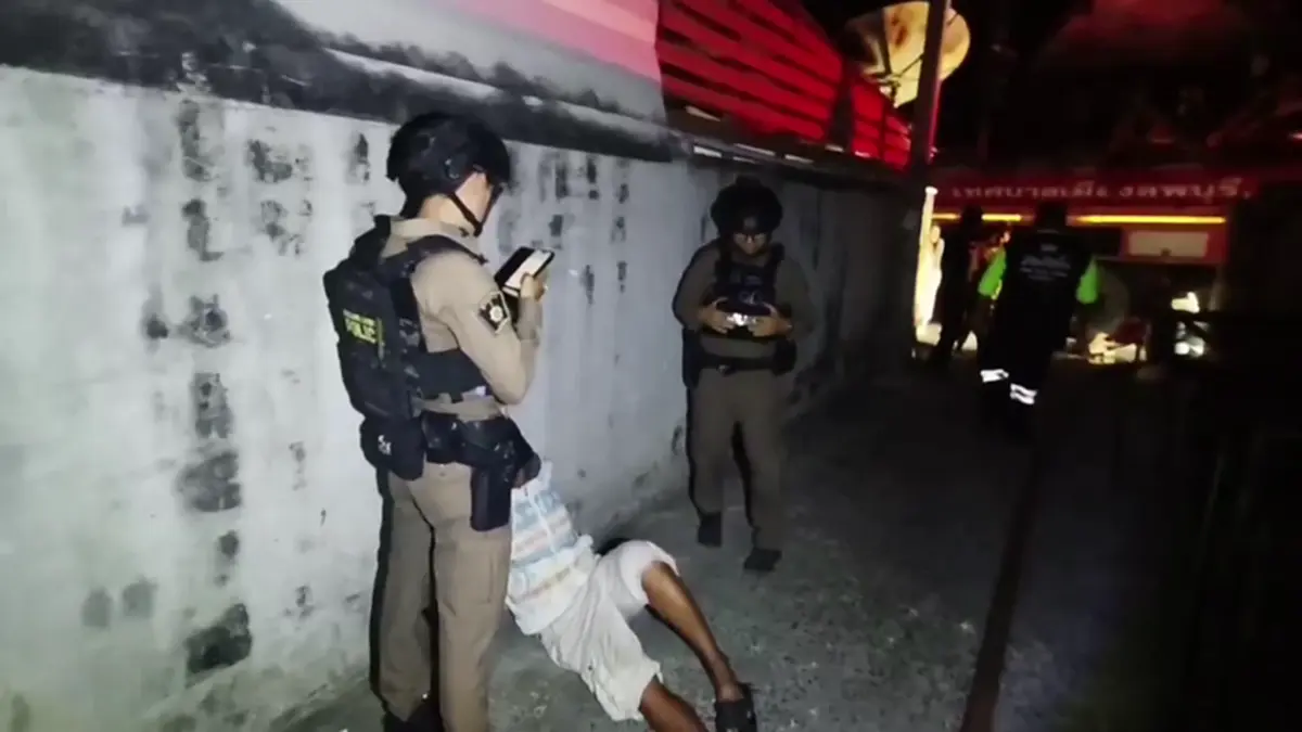 รวบหนุ่มหลอนยาเผาบ้านลามชุมชนลพบุรี ชาวบ้านอพยพวุ่น