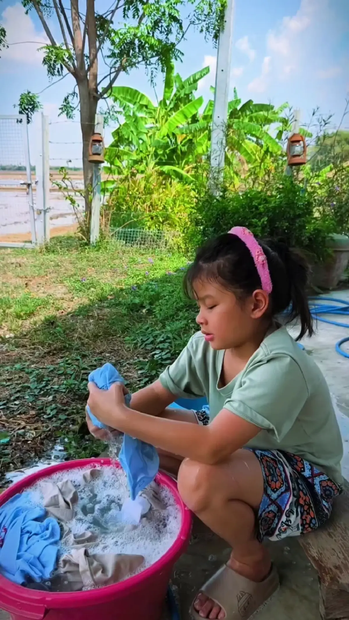 ลูกสาว แดนนี่ ศรีภิญโญ นั่งซักชุดนักเรียนเอง แม่สอนดีจนคนแห่ชม