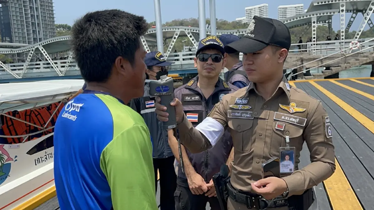 สภ.พัทยาคุมเข้มเกาะล้าน! สุ่มเป่าแอลกอฮอล์คนขับเรือ–รถรับจ้าง