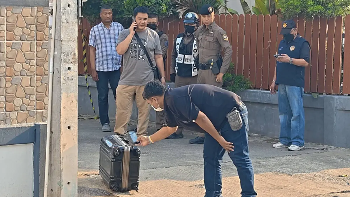 รู้แล้วสิ่งที่อยู่ในกระเป๋า ถึงว่ามีกลิ่นเหม็น - หนอนยั้วเยี้ย