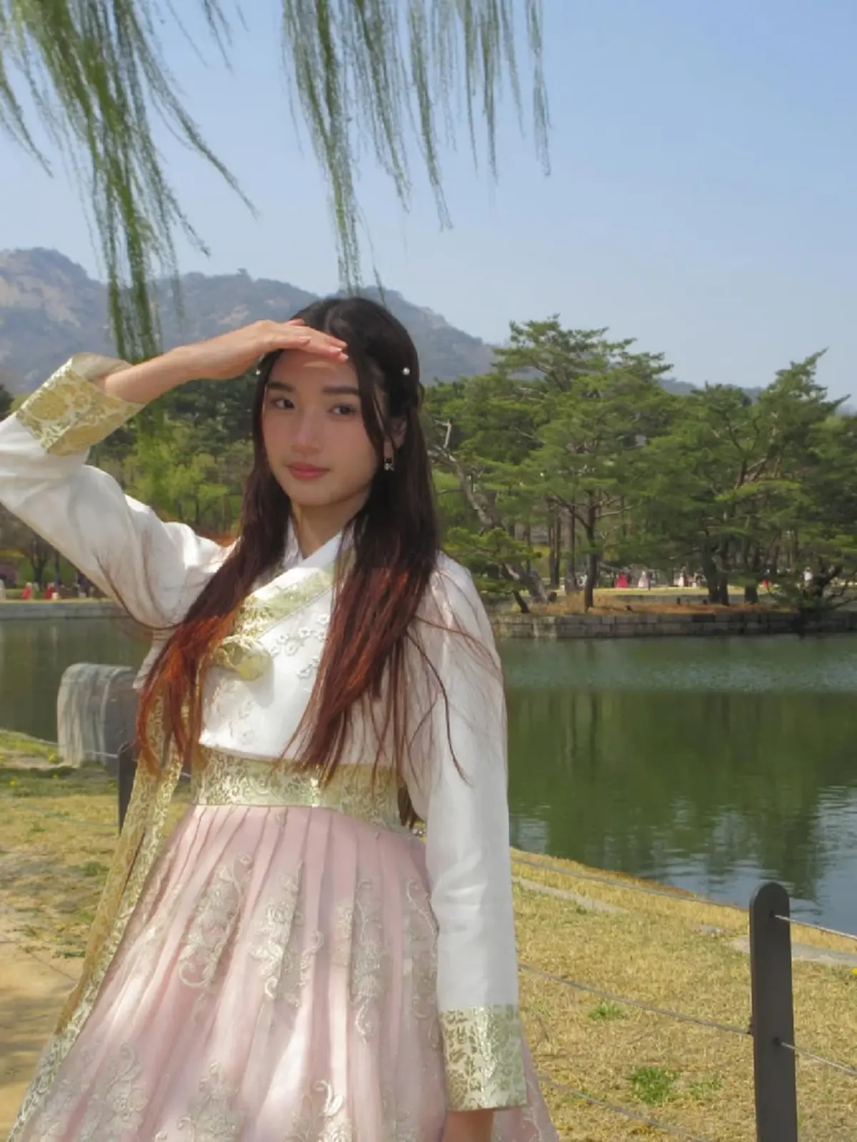 ลุคนี้ละมุนมาก “น้องณดา” ใส่ฮันบก สวยหวานเหมือนสาวเกาหลี