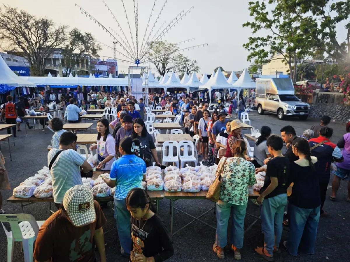 แห่ต่อคิว! ตลาดทับเที่ยงช่วยลดรายจ่าย ขายไข่ไก่แผงละ 50 บาท 