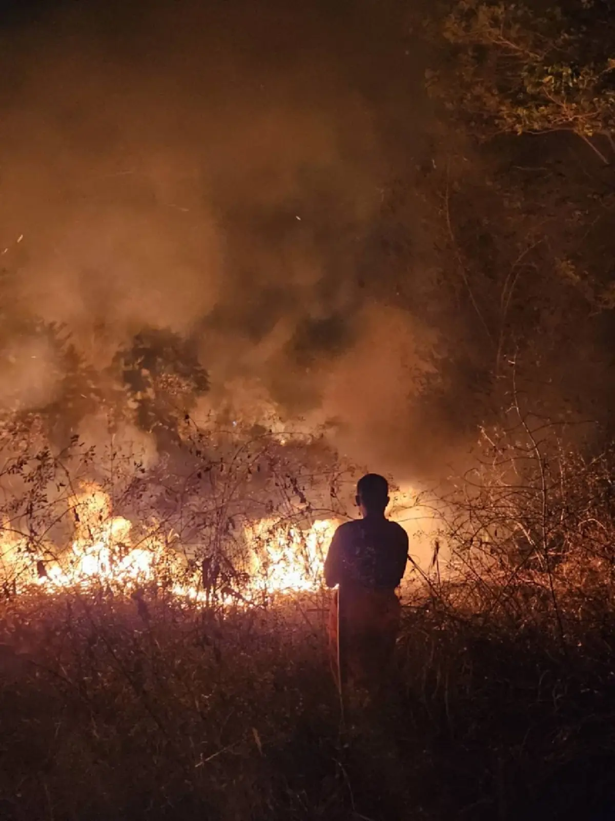ลอบเผาขยะลามทุ่ง! ไฟไหม้ใกล้ชุมชนโคราช ระดมรถดับเพลิงคุม!