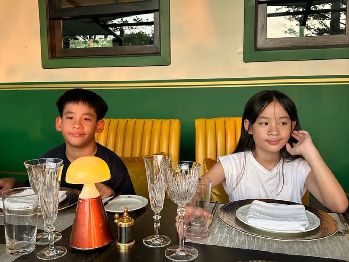 หมอโอ๊ค สมิทธิ์ พาลูกชาย เก็บผัก ชาวเน็ตแห่ชมแฝดพ่อชัดมาก