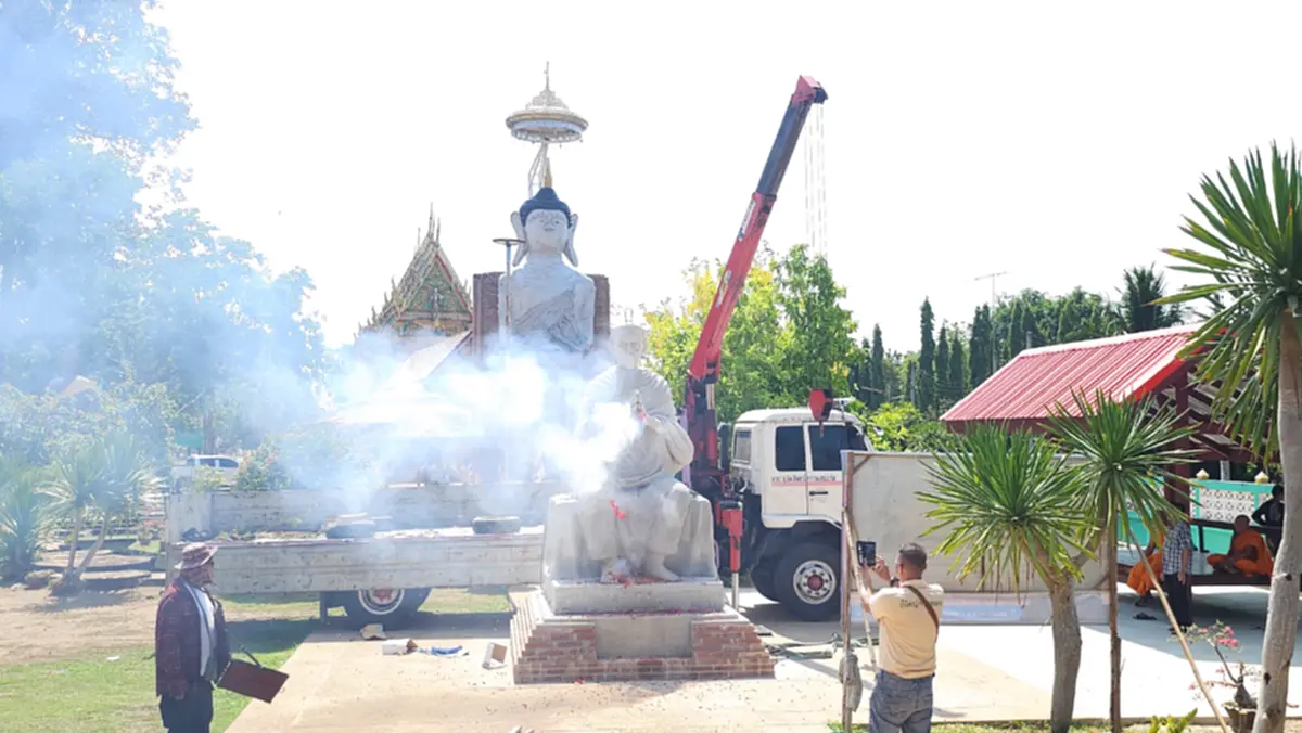 แห่ส่องเลข! วัดกลางคลองข่อยอัญเชิญ "สมเด็จโตปางเทศนาธรรม"